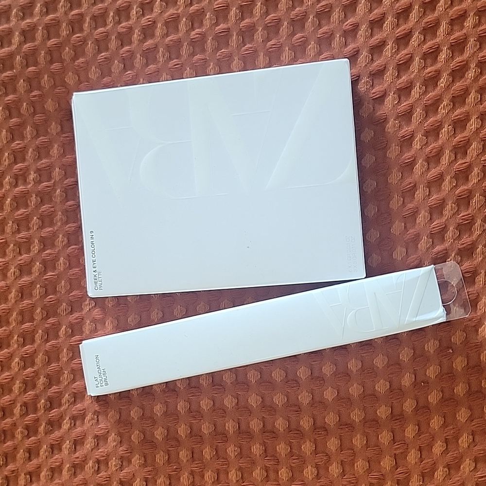 ZARA BUNDLE CHEEK & EYECOLOR IN 9 PALETTE AND ONE FLAT FOUNDATION BRUSH.